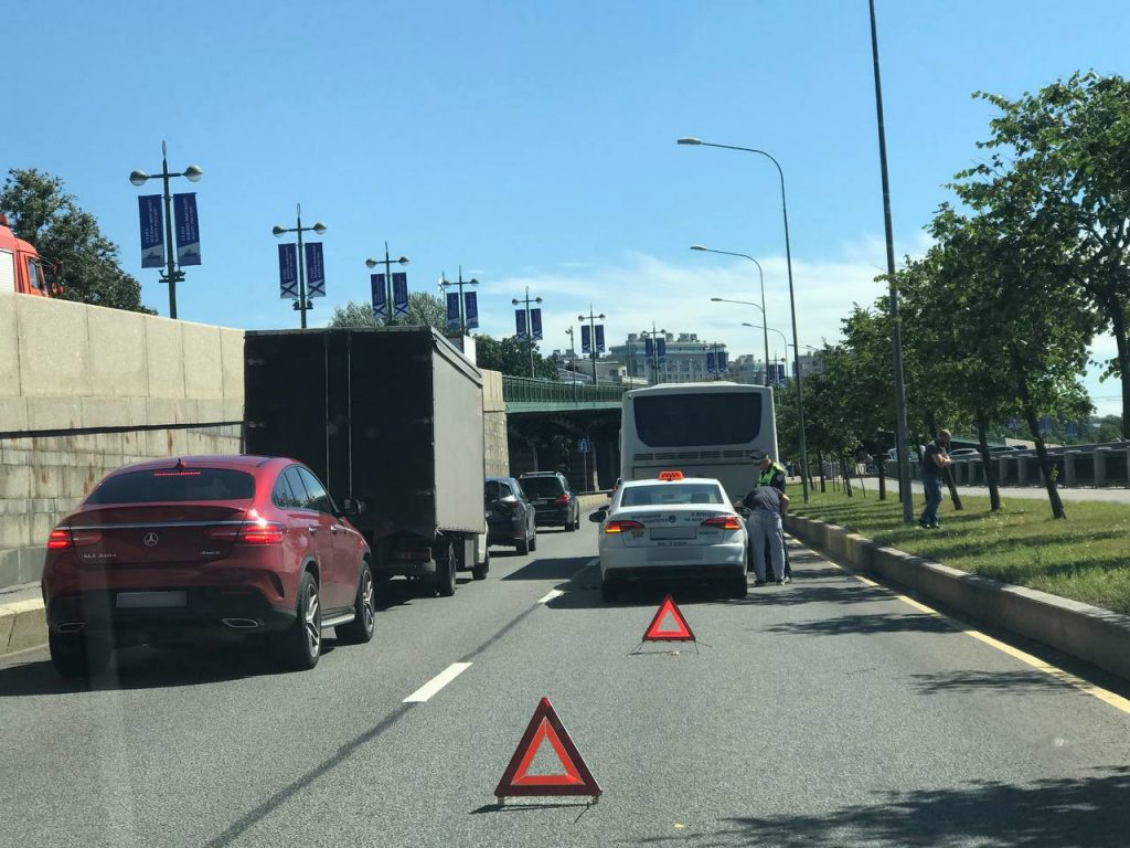 На Ушаковской набережной столкнулись такси, автобус и Skoda | 09.07.2024 |  Санкт-Петербург - БезФормата