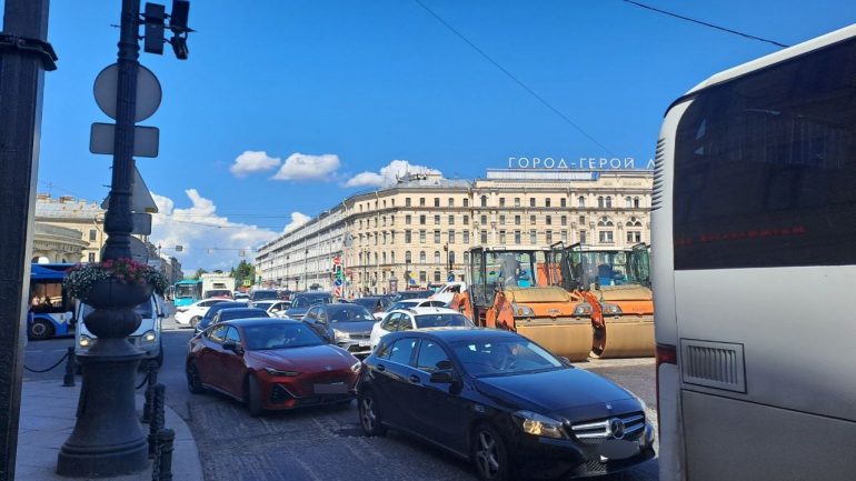 На Невском из-за обрыва проводов собралась пробка