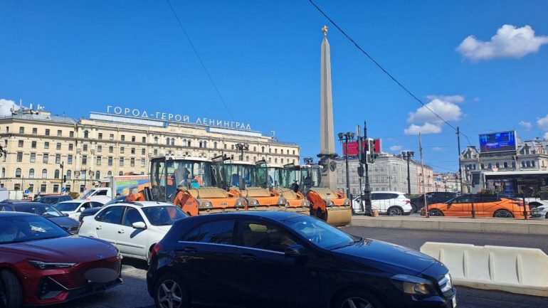 На Невском из-за обрыва проводов собралась пробка