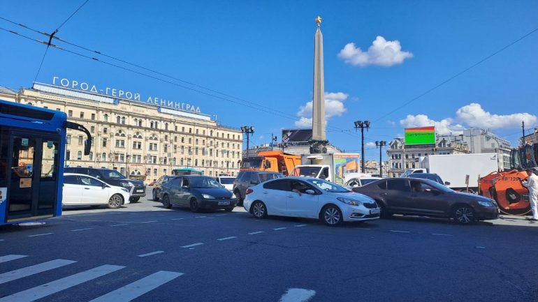 На Невском из-за обрыва проводов собралась пробка