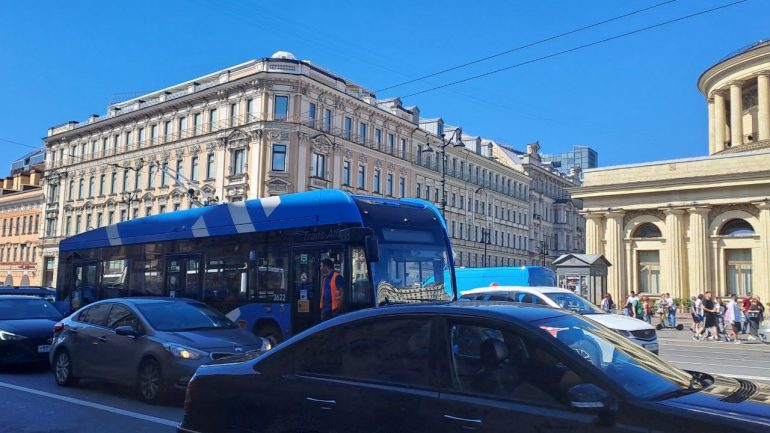 На Невском из-за обрыва проводов собралась пробка