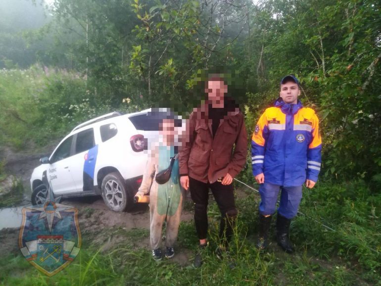 Автомобиль с двумя людьми застрял в канаве около Ястребиного озера