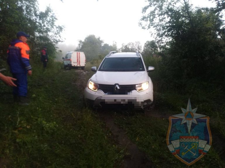Автомобиль с двумя людьми застрял в канаве около Ястребиного озера