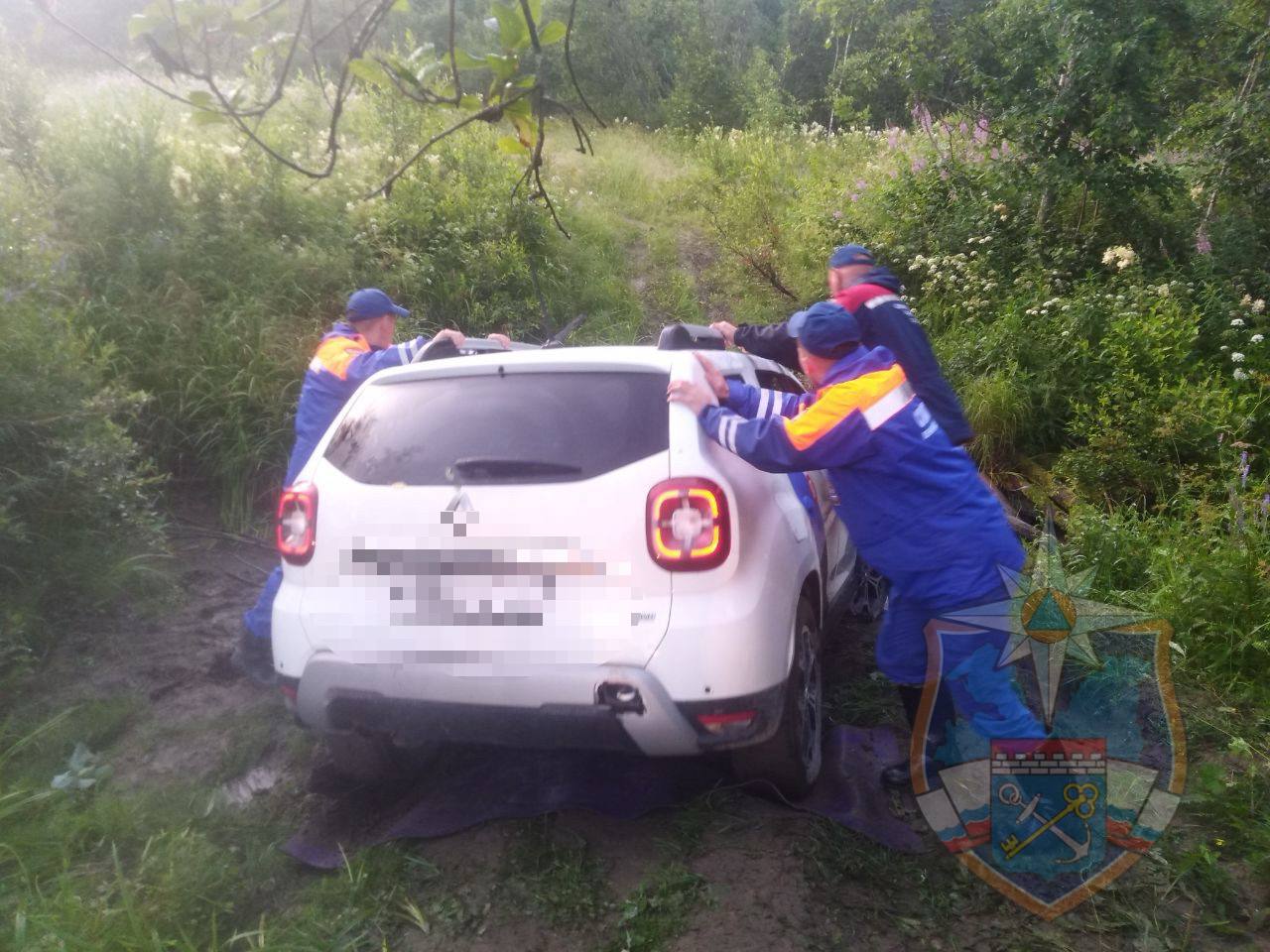 Автомобиль с двумя людьми застрял в канаве около Ястребиного озера -  Мойка78.ру﻿ Новости СПб