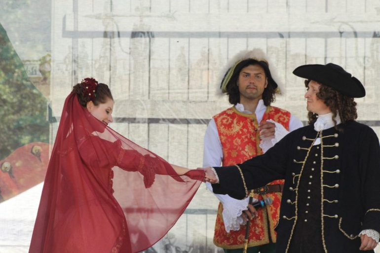 В Сампсониевском саду реконструировали петровские ассамблеи