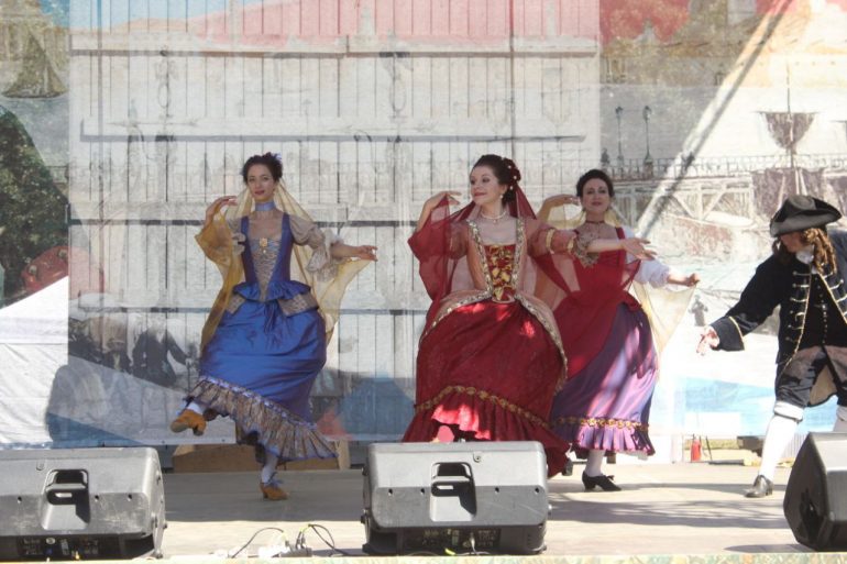 В Сампсониевском саду реконструировали петровские ассамблеи