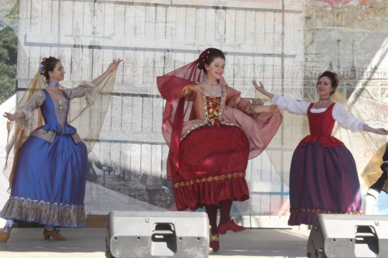 В Сампсониевском саду реконструировали петровские ассамблеи