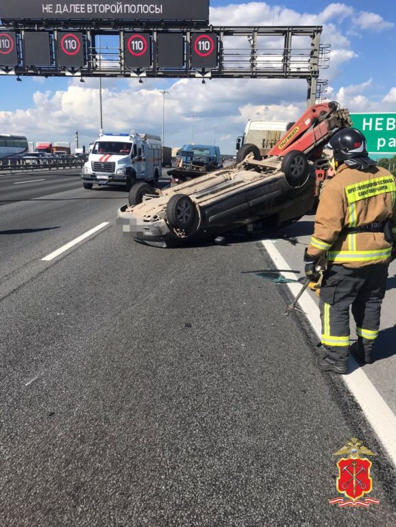 Машина ФССП попала в ДТП на КАД, есть пострадавшие