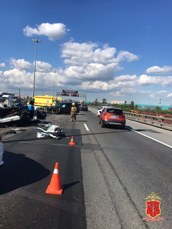 Машина ФССП попала в ДТП на КАД, есть пострадавшие