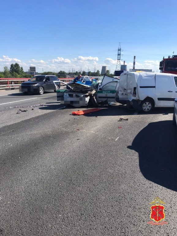 Машина ФССП попала в ДТП на КАД, есть пострадавшие