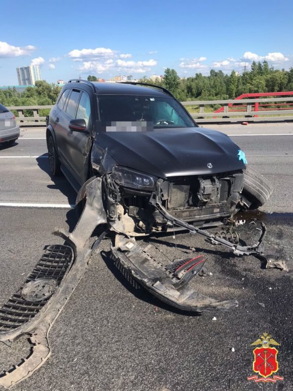 Машина ФССП попала в ДТП на КАД, есть пострадавшие