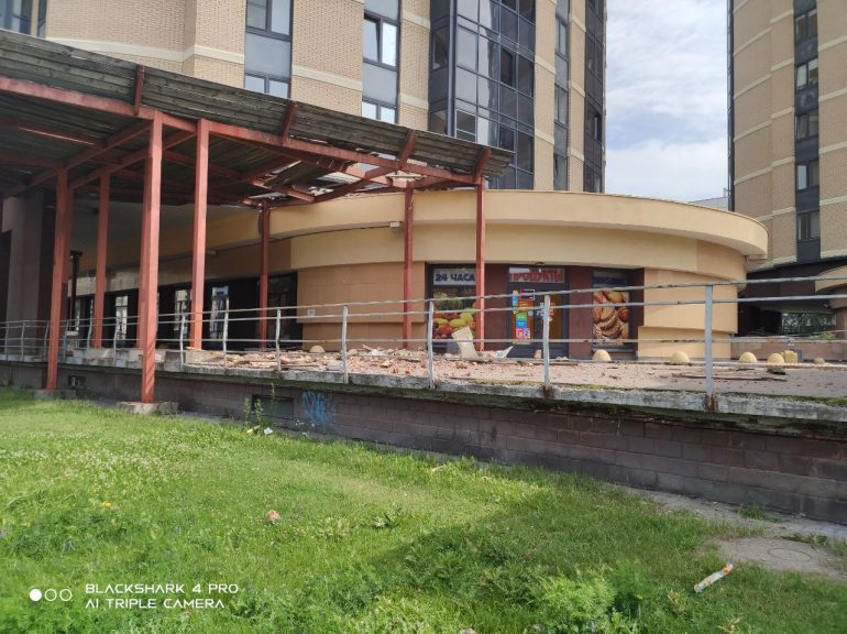 Что сейчас происходит на Королева, где обрушилась облицовка дома