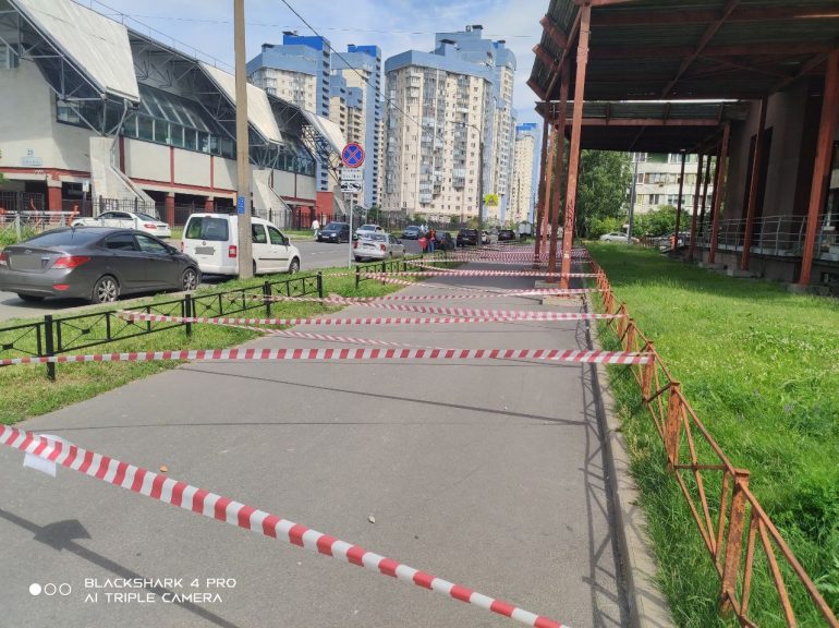 На Королева, где обрушились кирпичи с фасада дома, облицовка до сих пор валяется