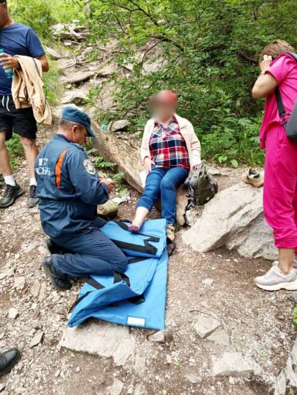 Сотрудники МЧС эвакуировали туристку с водопада на Алтае