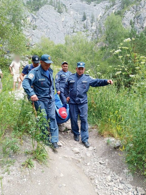 Сотрудники МЧС эвакуировали туристку с водопада на Алтае