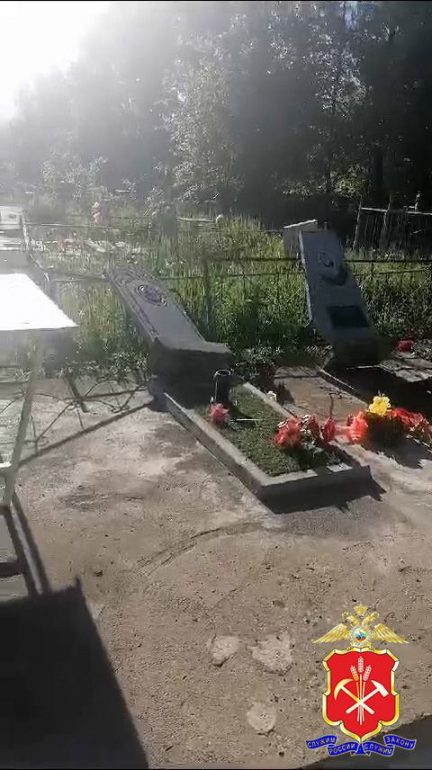 Подростки из шалости уронили 10 надгробий на кладбище в Кемеровской области