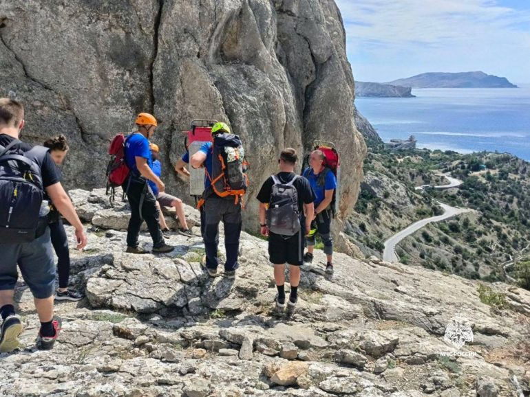 Спасатели МЧС помогли туристу с тепловым ударом в горах Крыма