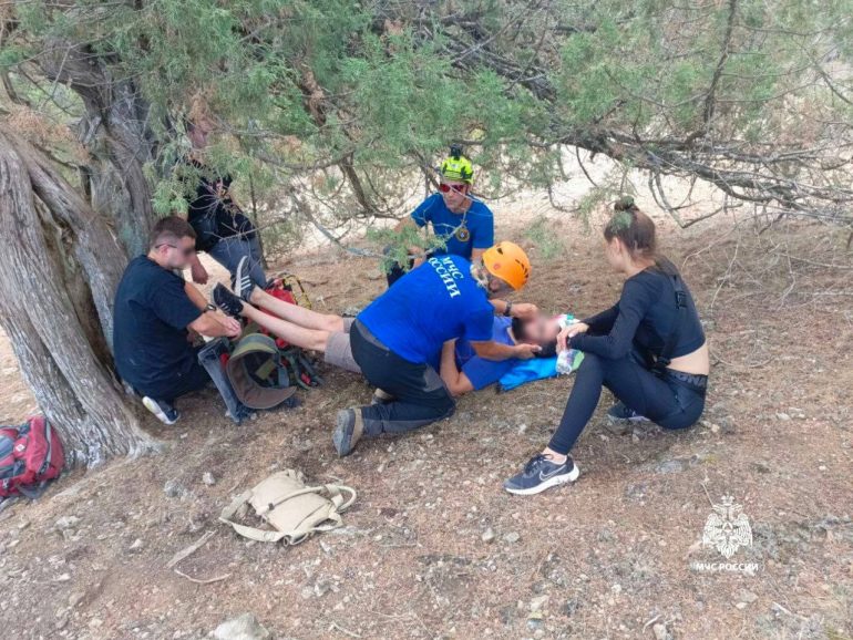 Спасатели МЧС помогли туристу с тепловым ударом в горах Крыма