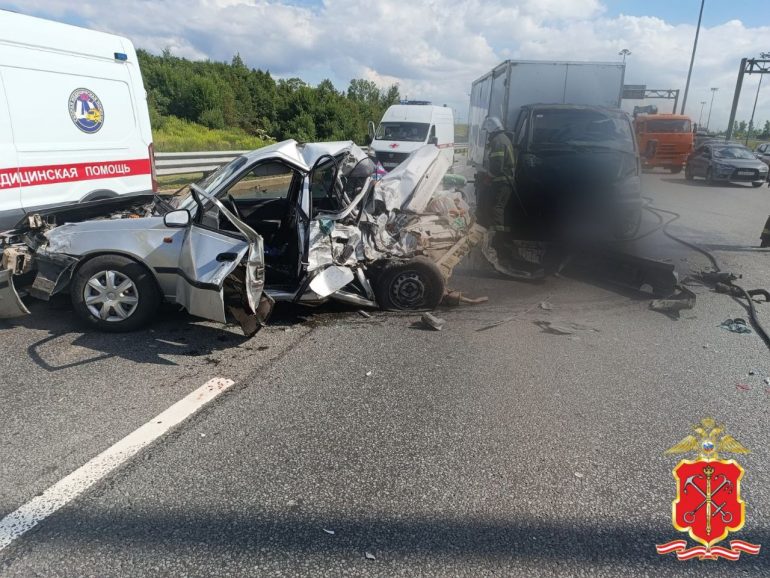 Полиция показала фото с места ДТП на 38-м км КАД с четырьмя пострадавшими