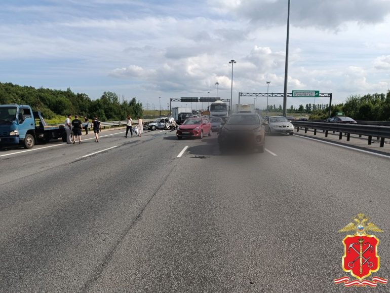 Полиция показала фото с места ДТП на 38-м км КАД с четырьмя пострадавшими