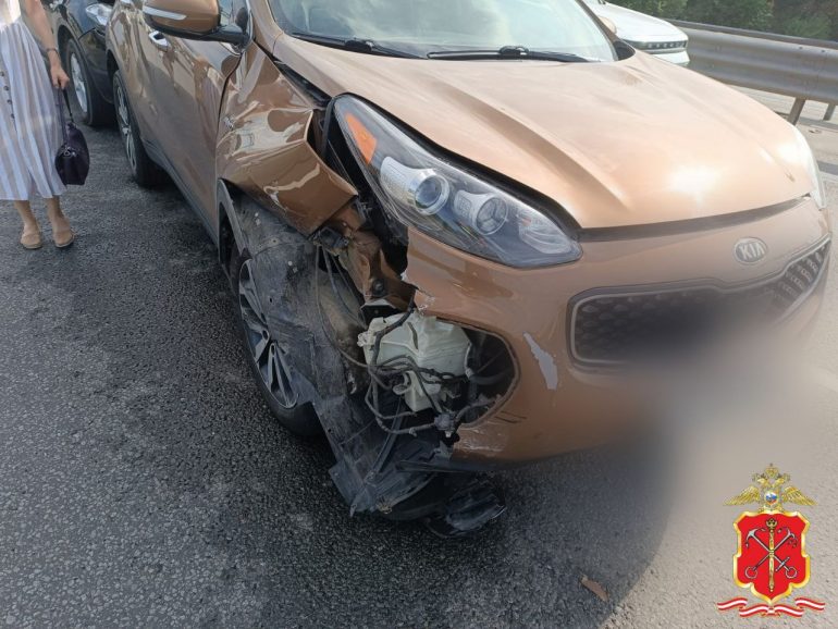 Полиция показала фото с места ДТП на 38-м км КАД с четырьмя пострадавшими