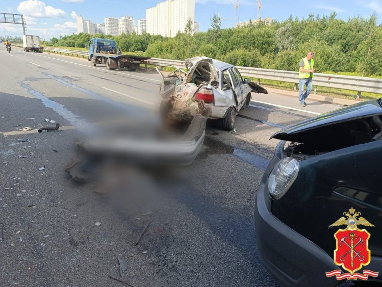 Полиция показала фото с места ДТП на 38-м км КАД с четырьмя пострадавшими