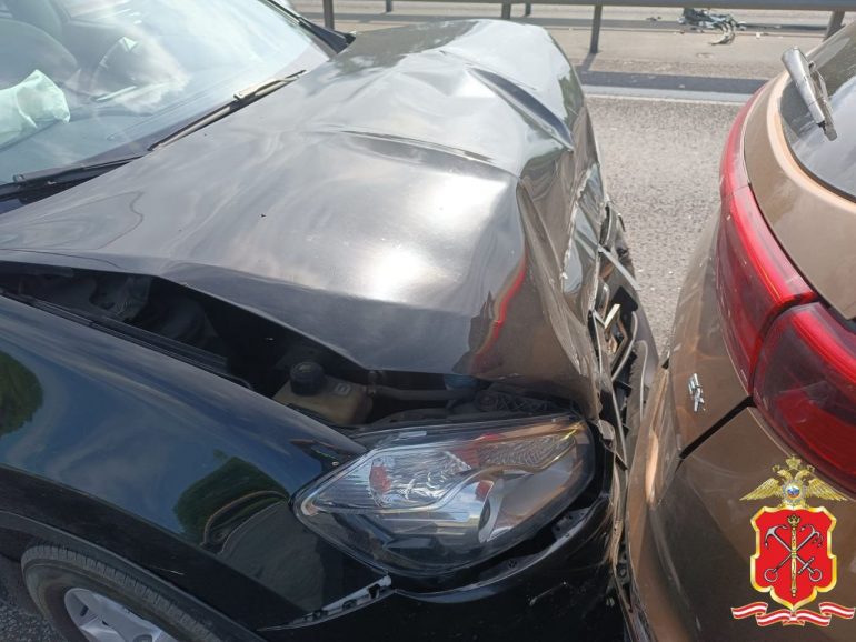 Полиция показала фото с места ДТП на 38-м км КАД с четырьмя пострадавшими