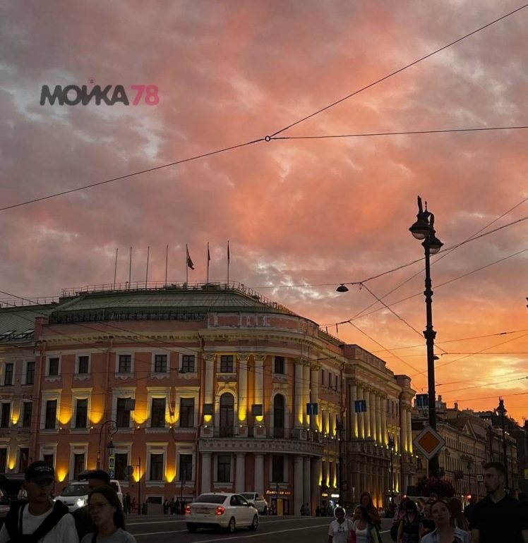 Небо показало петербуржцам розово-сиреневый закат