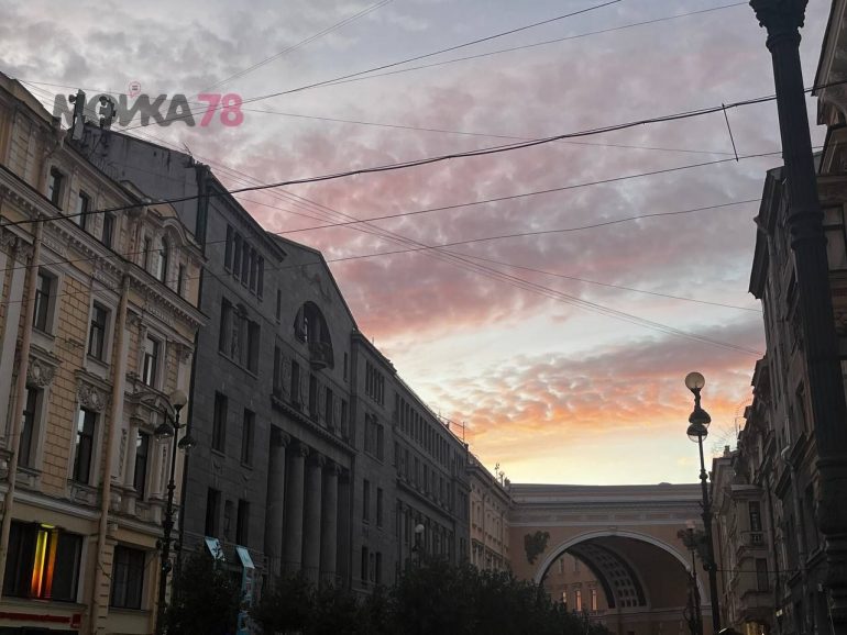 Небо показало петербуржцам розово-сиреневый закат