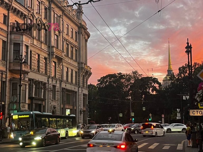 Небо показало петербуржцам розово-сиреневый закат