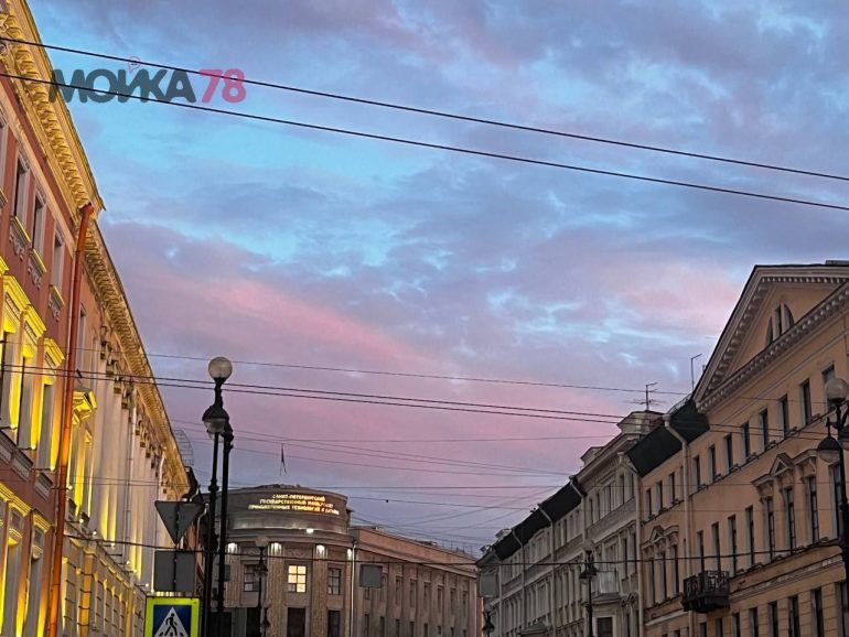 Небо показало петербуржцам розово-сиреневый закат