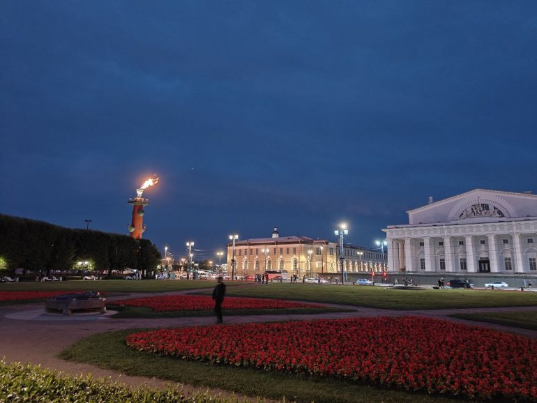 Ростральные колонны зажгли в честь победы «Зенита» в Суперкубке