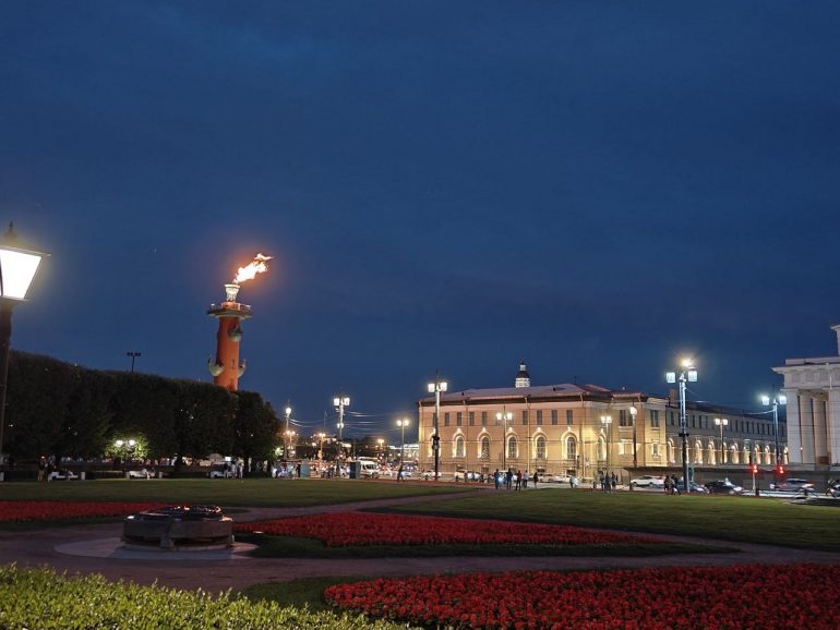 Ростральные колонны зажгли в честь победы «Зенита» в Суперкубке