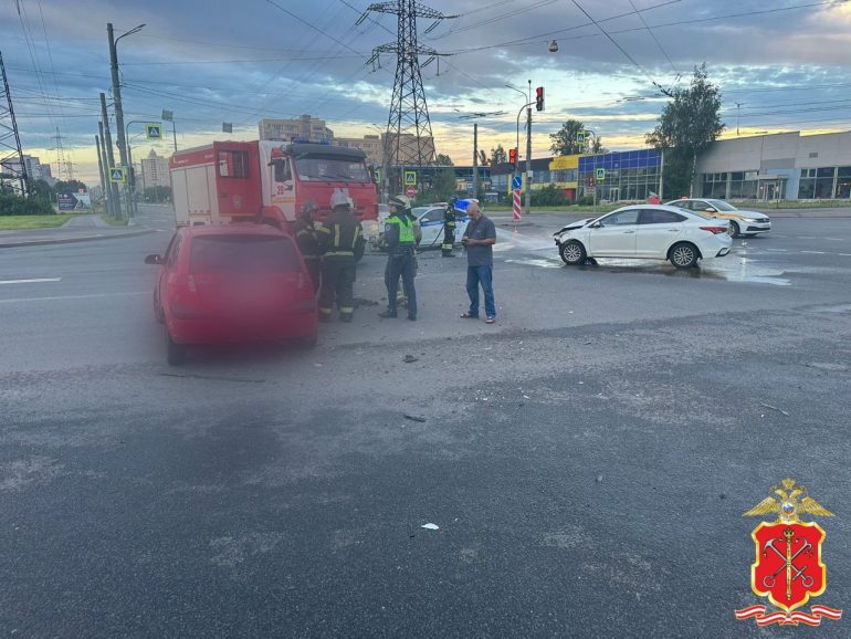 На шоссе Революции встретились два Hyundai