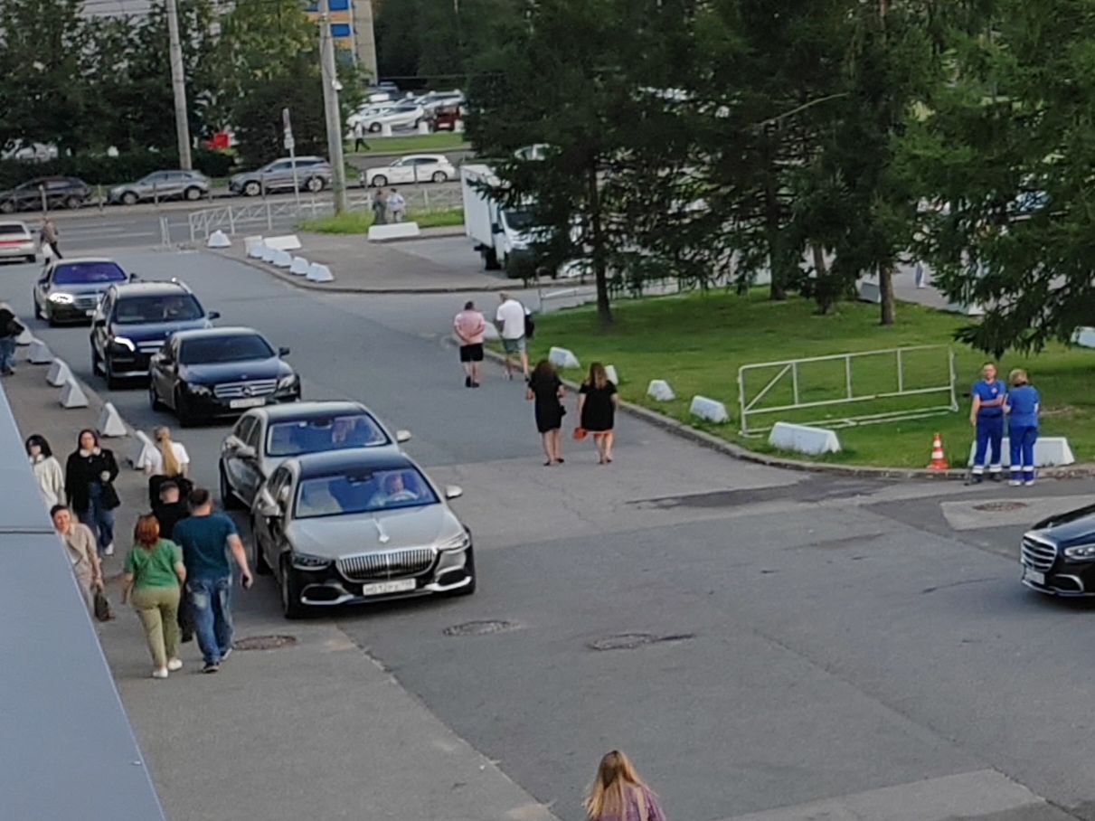 Из Ледового звезды фестиваля «Белые ночи» разъезжались на Mercedes и Maybach