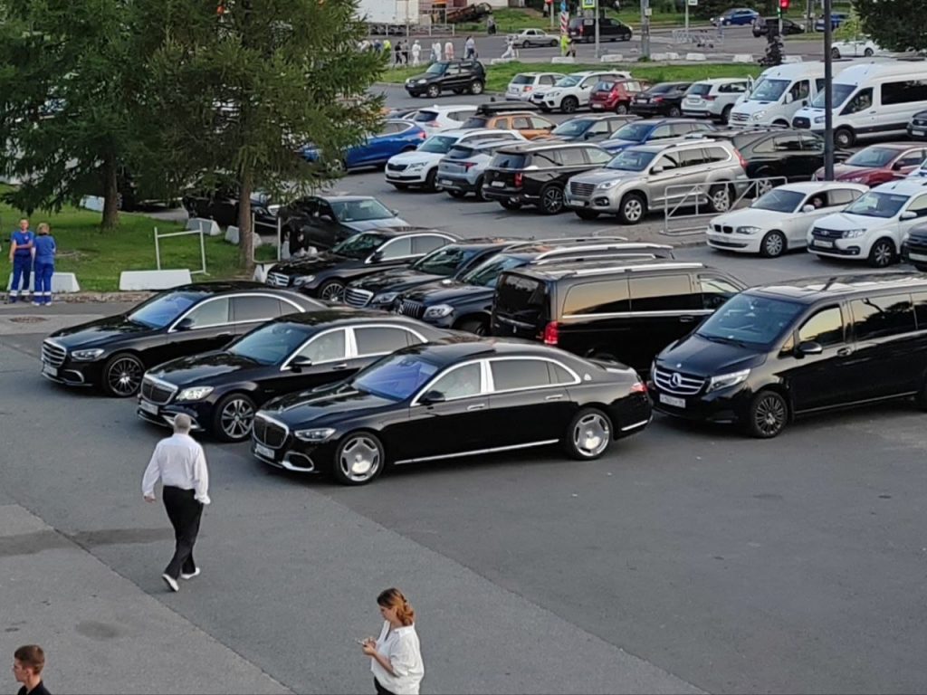 Из Ледового звезды фестиваля «Белые ночи» разъезжались на Mercedes и Maybach