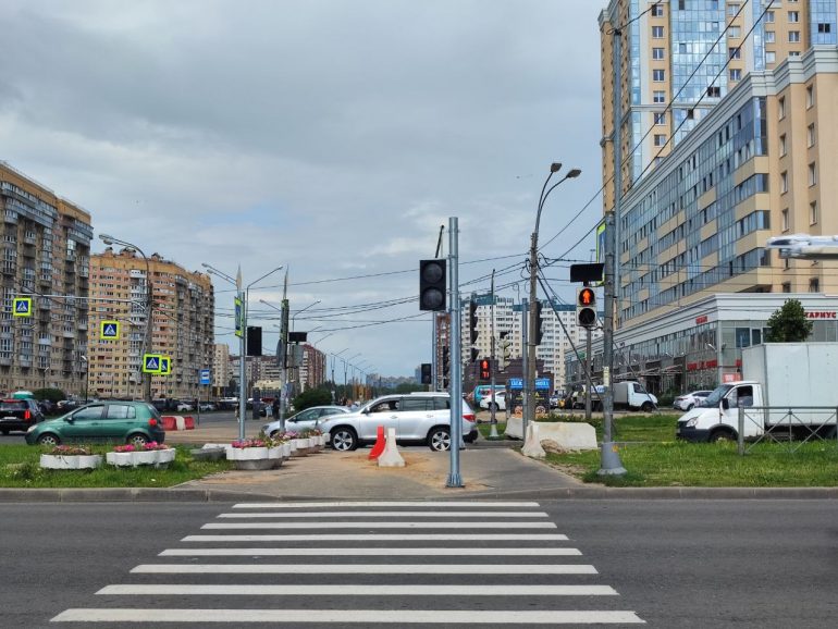 На перекрестке Оптиков и Туристской новый светофор поставили почти посреди тротуара