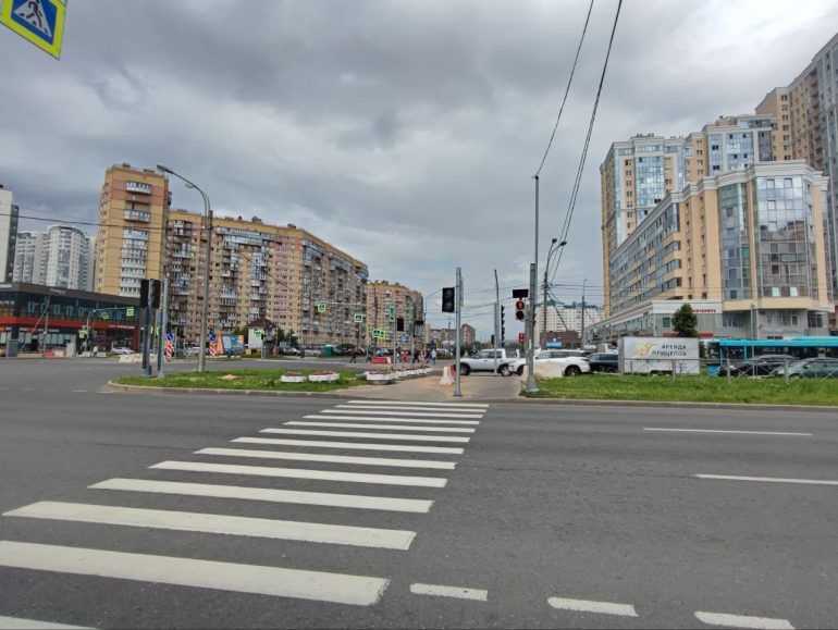 На перекрестке Оптиков и Туристской новый светофор поставили почти посреди тротуара