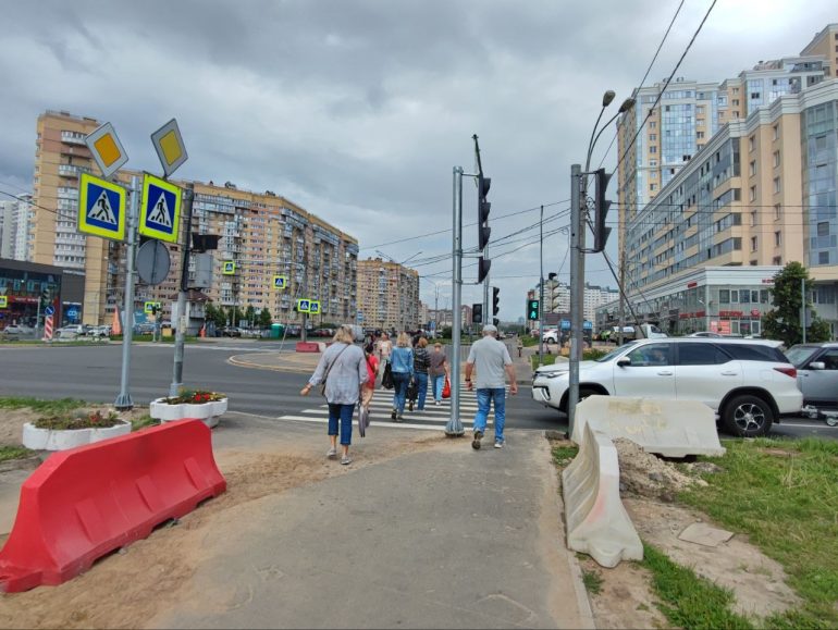На перекрестке Оптиков и Туристской новый светофор поставили почти посреди тротуара