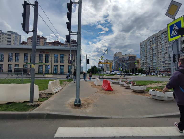На перекрестке Оптиков и Туристской новый светофор поставили почти посреди тротуара