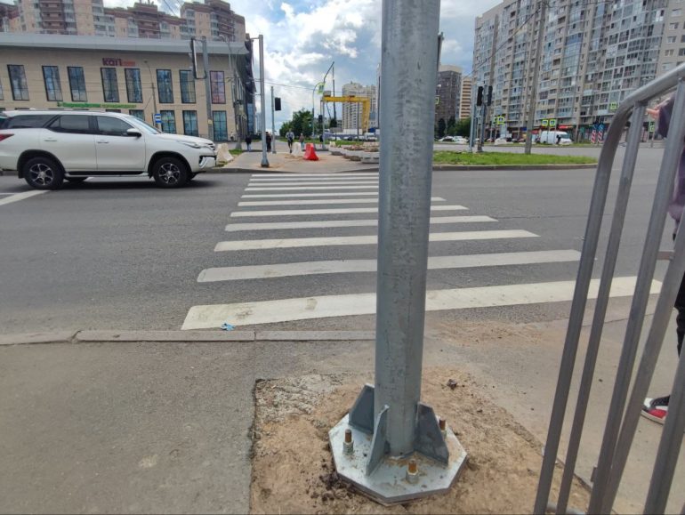 На перекрестке Оптиков и Туристской новый светофор поставили почти посреди тротуара