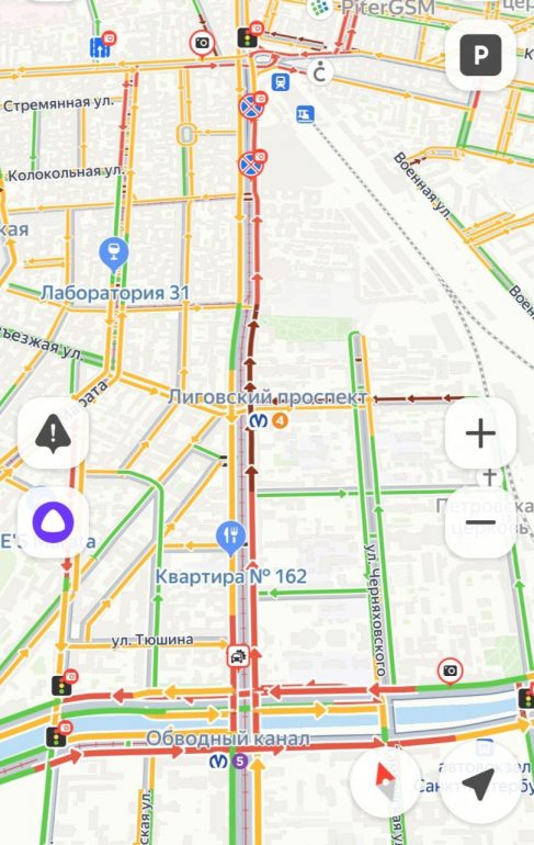 Проезд по Лиговскому проспекту перекрыт из-за пожара в ТРЦ «Галерея»