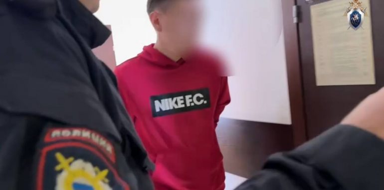 СК показал арест петербуржца в малиновом костюме и синих кроссовках по делу о незаконной миграции