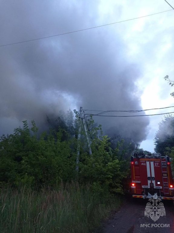 В Нижнем Новгороде пожар в мебельном цехе тушит 80 спасателей