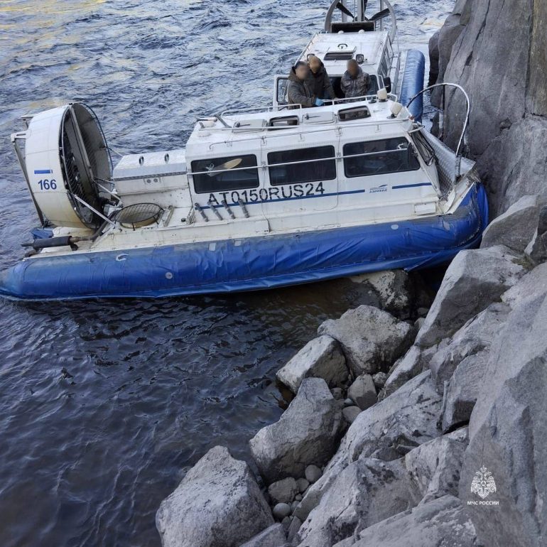 Человек погиб при столкновении катера со скалой в Красноярском крае