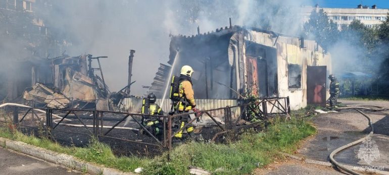 МЧС показало кадры с места пожара на Просвещения