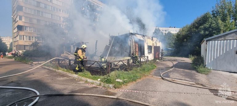 МЧС показало кадры с места пожара на Просвещения