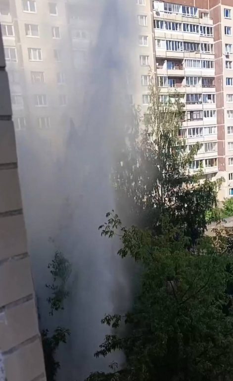 На Испытателей прорыв трубы поднял в небо огромный фонтан