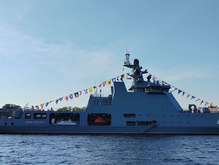 Что известно о кораблях, которые стоят в Неве и будут участвовать в военно-морском параде