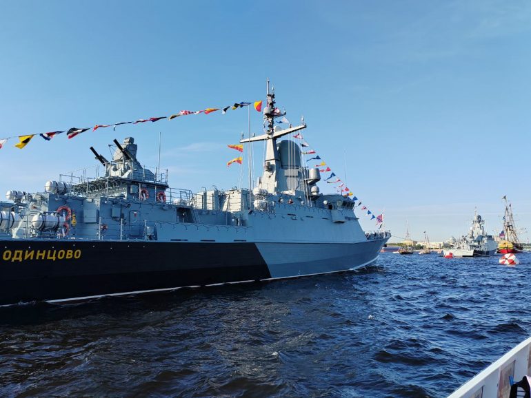 Что известно о кораблях, которые стоят в Неве и будут участвовать в военно-морском параде